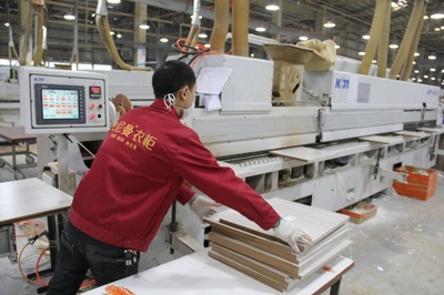 走进诗尼曼工厂:细节决定品质 探秘定制衣柜生产过程 - 家居装修知识网